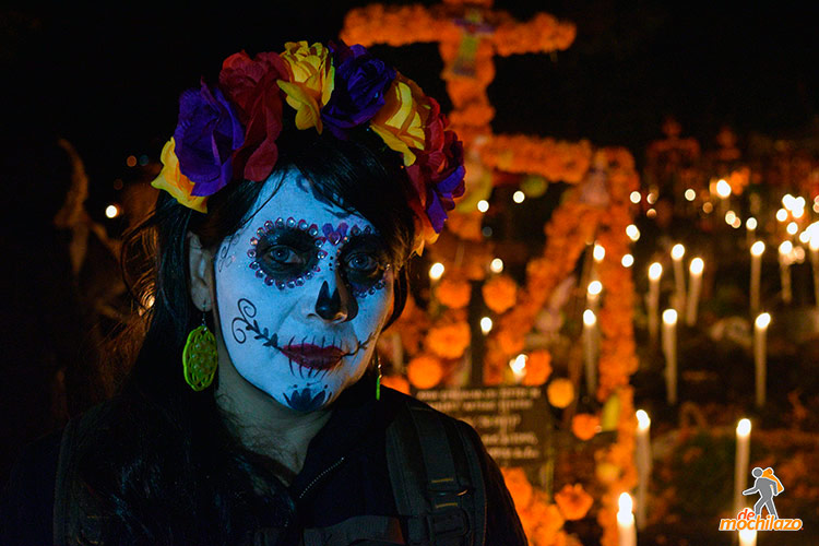 Tradiciones de México Día de Muertos Michoacán De Mochilazo