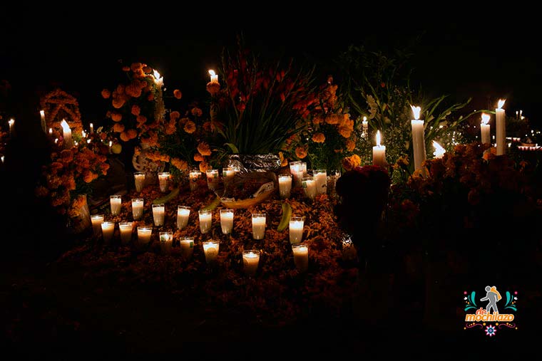 Día de muertos altares del panteon de Tzintzuntzan adornados con flor de cempasúchil y veladoras Michoacán De Mochilazo