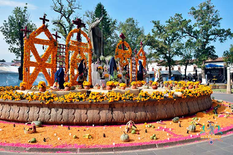 Día de Muertos decoración de la plaza principal de Pátzcuaro Pueblo Mágico de Michoacán De Mochilazo