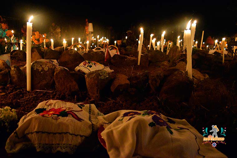 Día de muertos ofrendas y veladoras para honrar la memoria de sus difuntos panteon de Isla Pacanda Michoacán De Mochilazo