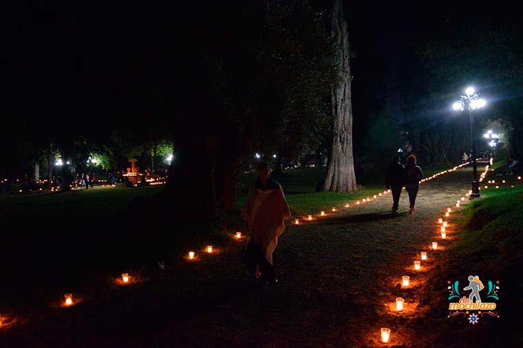 Día de Muertos persona caminando por un camino iluminado con veladoras Tzintzuntzan Michoacán De Mochilazo
