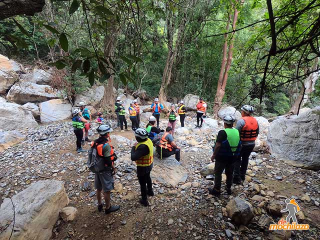 Personas con equipo para entrar a la gruta de Jalpan Sierra Gorda De Mochilazo